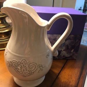 🎁NWOT ceramic pitcher & gift box